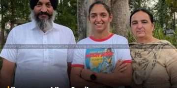 Indian cricketer Harmanpreet Kaur posing for a photo with her family